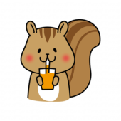 オレンジジュースを飲むリス