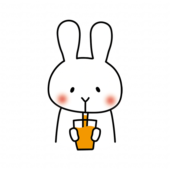 オレンジジュースを飲む白いうさぎ