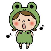 蛙の被り物をして歌をうたっている子供（女の子1）