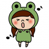 蛙の被り物をして歌をうたっている子供（女の子2）