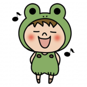 蛙の被り物をして歌をうたっている子供（男の子1）