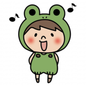 蛙の被り物をして歌をうたっている子供（男の子2）