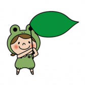 蛙の被り物をして大きな葉っぱを持っている子供（女の子1）