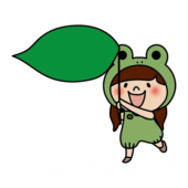 蛙の被り物をして大きな葉っぱを持っている子供（女の子2）