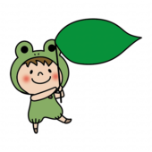 蛙の被り物をして大きな葉っぱを持っている子供（男の子1）