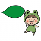 蛙の被り物をして大きな葉っぱを持っている子供（男の子2）