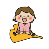 大きな落ち葉に乗る子供（女の子1）