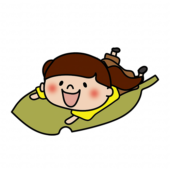 大きな落ち葉に乗る子供（女の子2）