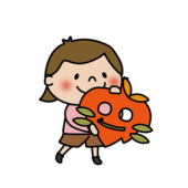 落ち葉のお面を持つ子供（女の子1）