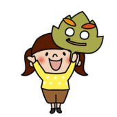 落ち葉のお面を持つ子供（女の子2）