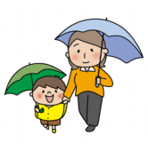 傘をさして手を繋ぐママと息子