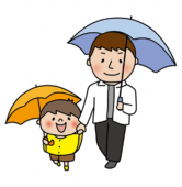 傘をさして手を繋ぐパパと息子