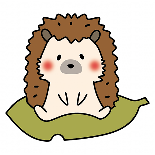 大きな落ち葉に乗るハリネズミ