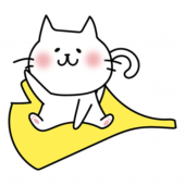 大きな落ち葉に乗る白い猫