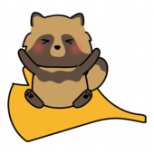 大きな落ち葉に乗るタヌキ