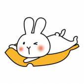 大きな落ち葉に乗る白いうさぎ