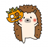 落ち葉のお面を持つハリネズミ