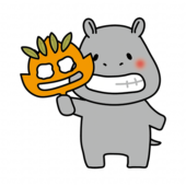 落ち葉のお面を持つカバ