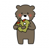 落ち葉のお面を持つクマ