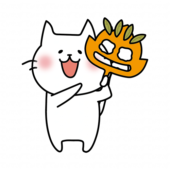 落ち葉のお面を持つ白い猫