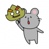 落ち葉のお面を持つネズミ