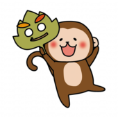 落ち葉のお面を持つ猿